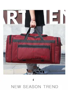 Détails d'un grand sac de voyage bordeaux avec doubles poignées et poches latérales