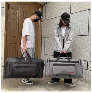 Grands sacs de voyage noir et gris avec imprimé SPORT montrés par des mannequins