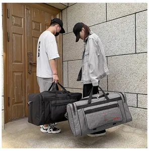Homme portant un grand sac de sport étanche avec poche zippée à l'avant et une poignée