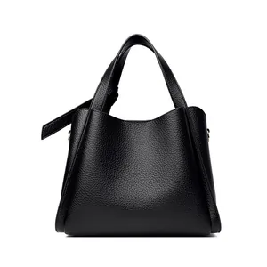 Secchiello minimalista in pelle nera motivo litchi con manico e fibbia in metallo dorato