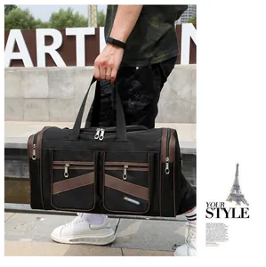 Dettaglio di un borsone da viaggio capiente con un elegante design bicolore