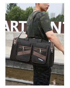 Modello con borsa da viaggio nera capiente con strisce marroni ed etichetta sport
