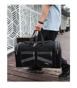 Dettaglio di una grande borsa da viaggio nera con tasche multiple e tessuto Oxford
