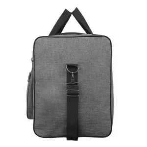 Grand sac de voyage gris en tissu résistant avec bandoulière réglable et poches