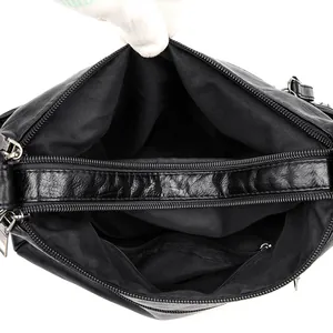 Borsa a tracolla nera in pelle lavata con interni multispazio funzionali e chiusure lampo