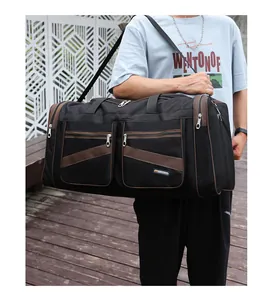 Grande borsa da viaggio nera con finiture marroni e diverse tasche esterne con zip
