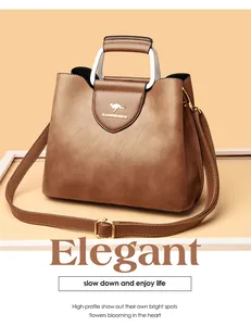 Detailaufnahme der braunen Lederhandtasche mit Metallgriff und goldenem Logodetail
