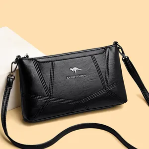 Borsa a tracolla in pelle nera con cuciture a rombi e logo a forma di canguro