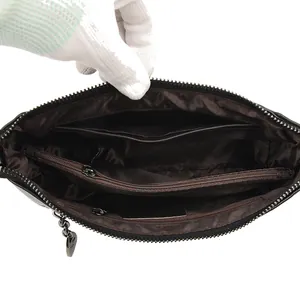 Borsa a conchiglia in pelle nera classica con scomparti e dettaglio ciondolo a cuore
