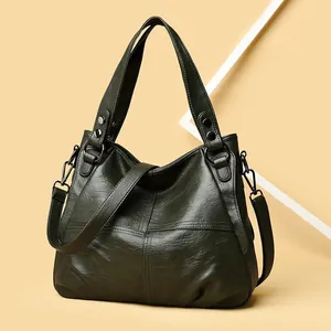Grande borsa tote in pelle verde scuro con grana naturale e tracolla regolabile