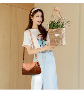 Mannequin asiatique portant un sac seau marron en peau de mouton lavée et logo kangourou