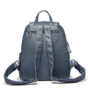 Mochila azul marino con textura de piel de oveja, bolsillo antirrobo y correas ajustables