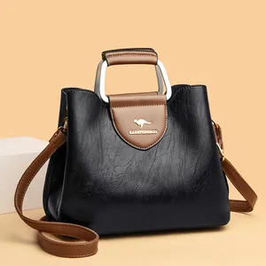 Schwarze Messenger-Tasche aus Leder mit braunem Metallgriff und Logo in 45-Grad-Ansicht