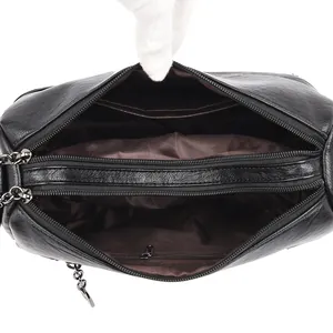 Vue de dessus du sac seau noir en cuir de mouton lavé avec trois compartiments internes