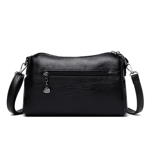 Sac bandoulière cylindrique noir en cuir lavé avec pendentif kangourou en métal