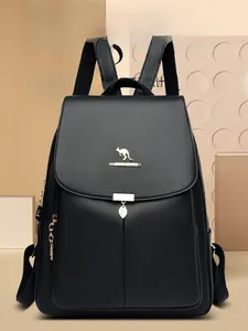 Détail du sac à dos en cuir noir avec logo kangourou doré et finitions métalliques