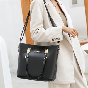 Elegante borsa tote nera in ecopelle con cuciture bianche a contrasto e hardware dorato