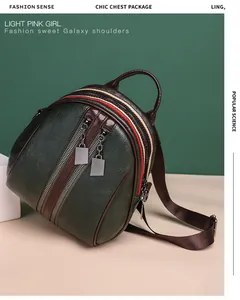 Detailansicht grüner Mini-Rucksack aus Leder mit braunem Besatz und Streifen-Reißverschluss