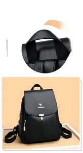 Détails du sac à dos en similicuir noir texturé avec pendentif cœur et logo kangourou doré