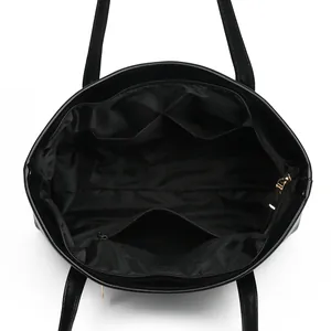 Structure interne du sac cabas matelassé noir avec poches intérieures et zip doré chic