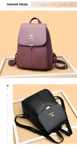 Détail de la texture cuir grainé et logo kangourou doré sur sacs à dos tendance