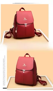 Détail d'un sac à dos pour femme en simili cuir bordeaux avec logo kangourou en métal