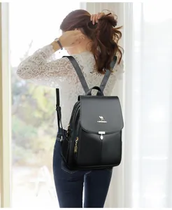 Détail d'un sac à dos en cuir noir avec logo kangourou doré et fermeture éclair en métal