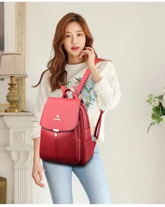 Vue détaillée du sac à dos en cuir grainé rouge avec logo kangourou et rabat de fermeture