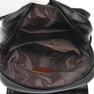 Vue intérieure du sac à dos en cuir noir avec plusieurs compartiments et doublure