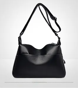 Vista posteriore dettagliata della borsa a tracolla nera con texture litchi e cinturino