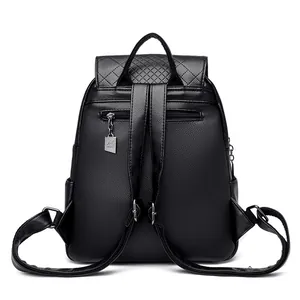 Sac à dos en cuir noir avec matelassage en losange, texture litchi et poche zippée arrière