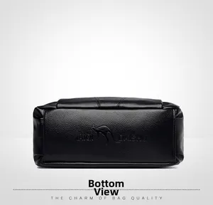 Dettaglio del fondo della borsa in pelle nera con motivo litchi e logo a sbalzo impresso