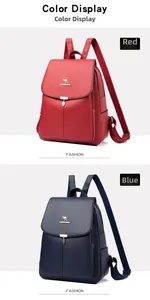 Gros plan des sacs à dos en similicuir rouge et bleu marine avec charms feuille et boucles