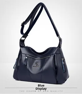 Dettaglio borsa a tracolla in pelle blu a grana di litchi con logo a forma di canguro