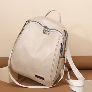 Mochila chic de cuero sintético crema para mujer con correas de tela y detalle metálico