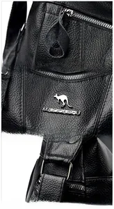 Dettaglio della cerniera argentata e logo metallico a canguro su borsa in pelle nera