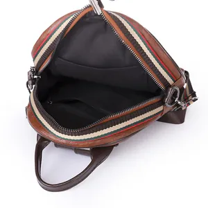 Rucksack aus braunem Leder mit Innenfächern und farbigen Webstreifen-Details