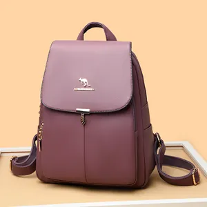 Sac à dos en cuir bordeaux avec logo kangourou doré et pendentif feuille pour femme