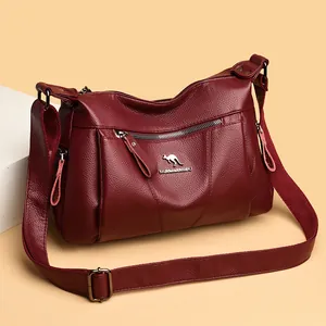 Borsa a tracolla rossa texture litchi da donna con tracolla regolabile e logo decorativo