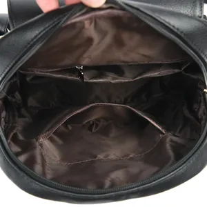 Vue intérieure du sac à dos en cuir noir montrant le compartiment et les poches
