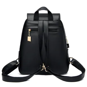 Sac à dos en cuir noir pour femmes avec poche antivol et détails de chaîne dorée
