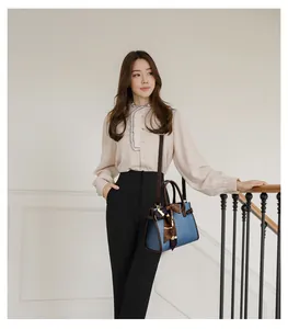 Bolso de piel grabada azul cielo con pañuelo de seda en un elegante atuendo de oficina