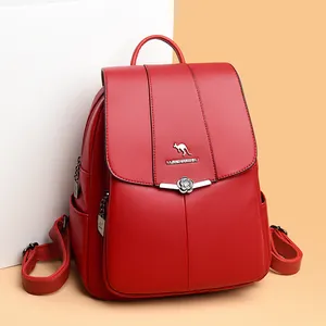 Mochila de cuero rojo con textura de lichi, adornos florales y logotipo de canguro