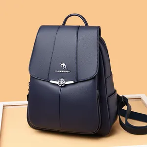 Mochila azul marino de cuero granulado para mujer con hebilla de flor y logo metálico