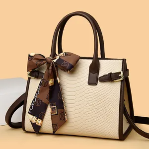 Elegante bolso de cuero con relieve de serpiente en crema y marrón con detalle de seda