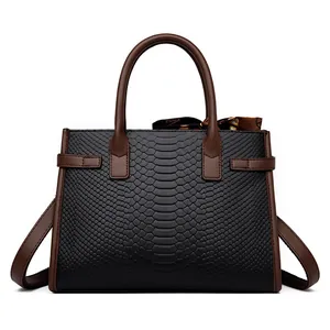 Elegante bolso negro con relieve de serpiente, detalles en marrón y pañuelo de seda decorativo