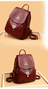 Dettaglio dell'elegante zaino in pelle bordeaux con ciondolo a gatto e logo dorato