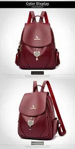 Dettaglio dello zaino in pelle PU bordeaux con logo a canguro dorato e ciondolo a gatto