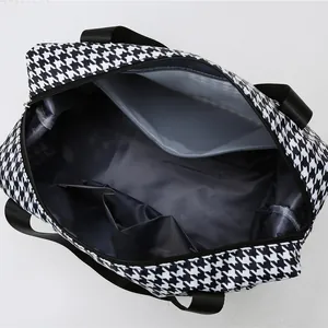 Μεγάλη τσάντα ταξιδιού με μοτίβο houndstooth και εσωτερική σατέν γκρι επένδυση