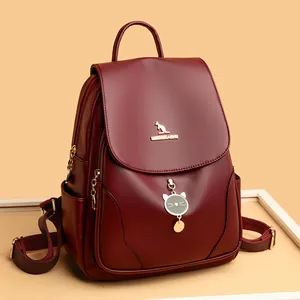 Zaino da donna rosso bordeaux in similpelle con ciondolo a gatto e logo canguro